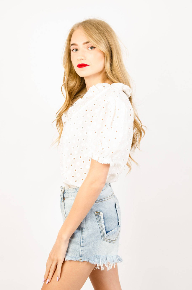 BIAŁA AŻUROWA BLUZKA ZAPINANA NA GUZIKI