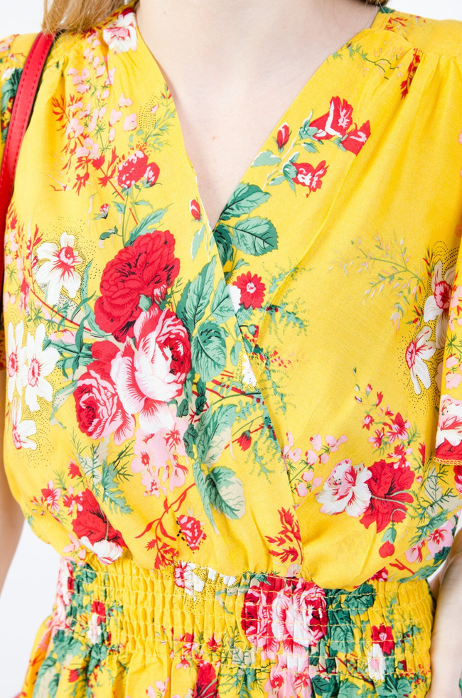 Żółta długa sukienka w kwiaty z gumą w pasie