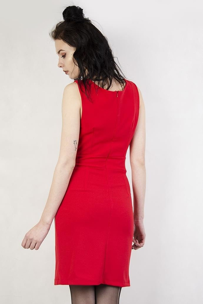 Czerwona sukienka z dekoltem w serek
