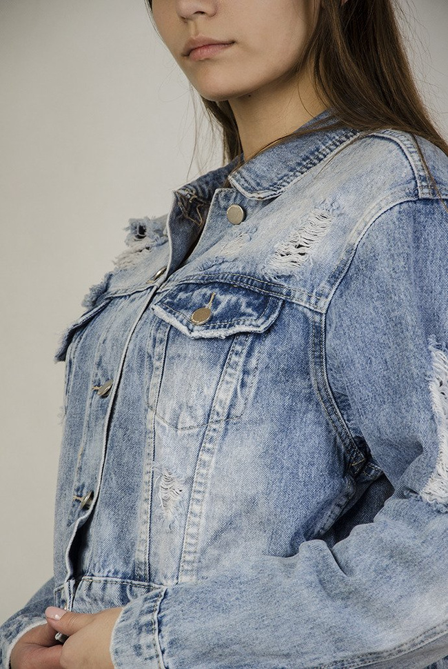 Kurtka jeansowa krótka z przetarciami oraz szarpaniami