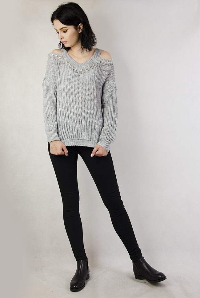 Szary sweter z koralikami i wyciętymi ramionami