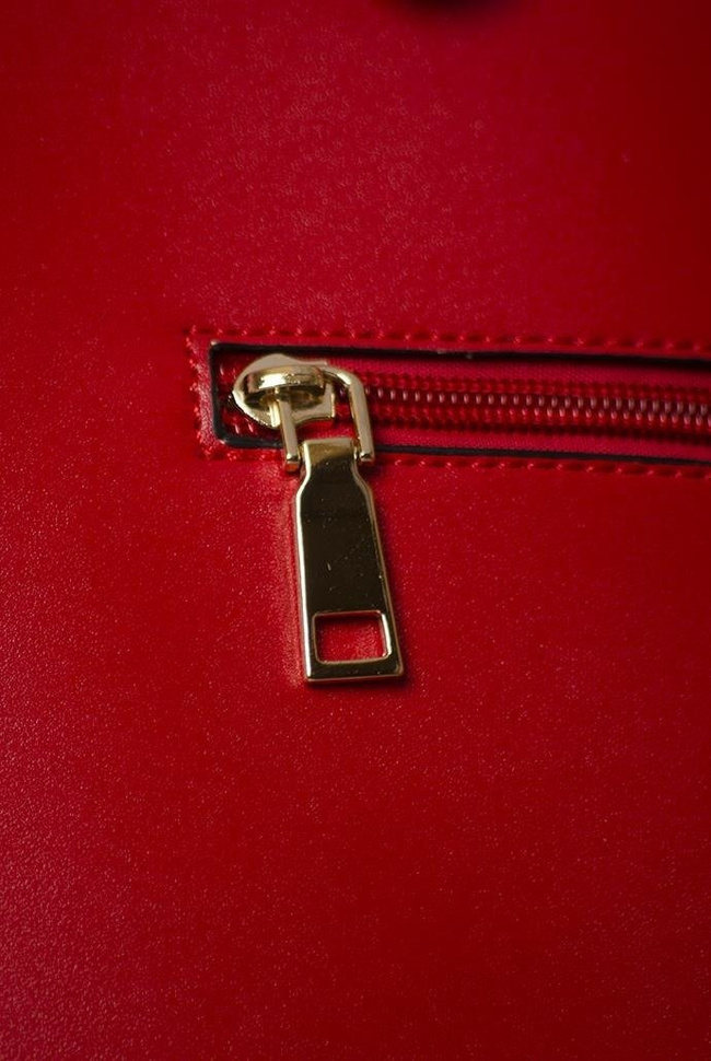 Duża intensywnie czerwona torebka o gładkiej teksturze