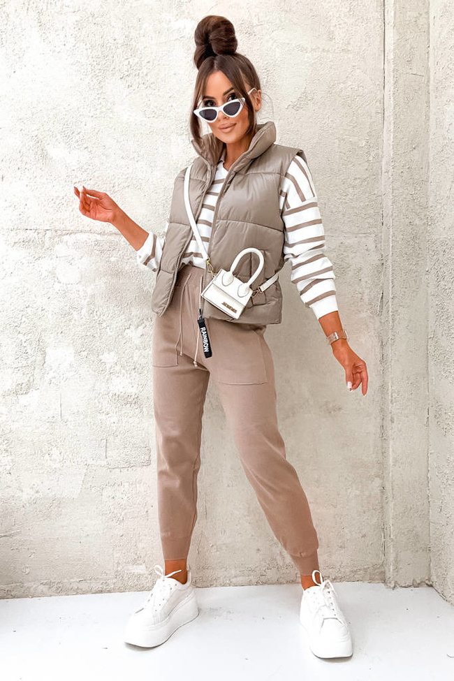 KAMIZELKA PIKOWANA Z KIESZENIAMI Z OZDOBNĄ WSTĄŻKĄ- BRĄZOWA