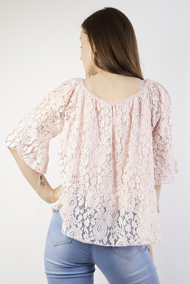 Koronkowa różowa bluzka z odkrytymi ramionami