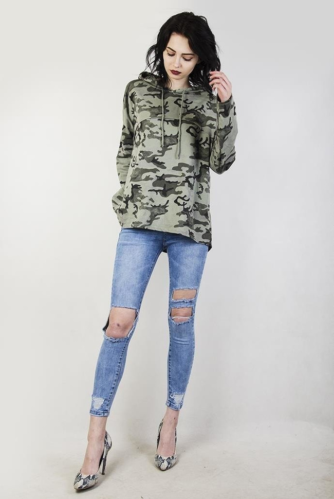 Khaki bluzka z kapturem w motyw moro