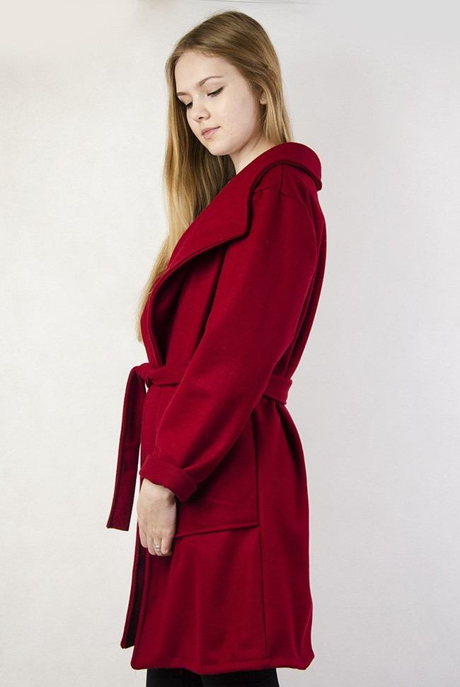 Bordowy płaszcz wiązany w pasie