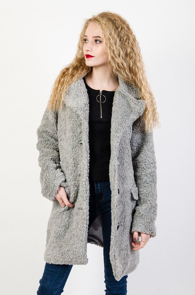 Szary pluszowy płaszcz zapinany na guziki