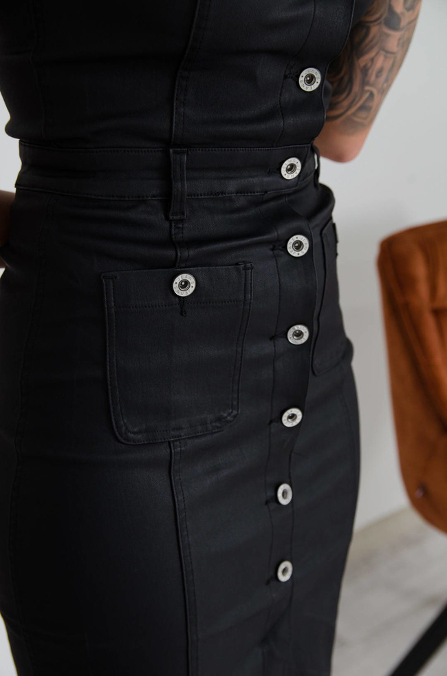 CZARNA SUKIENKA OGRODNICZKA Z IMITACJI SKÓRY 