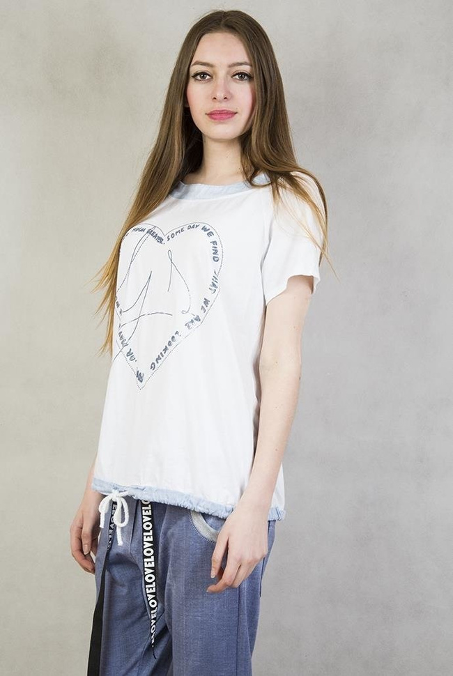 Biała bluzka z sercem, wiązana na sznurek