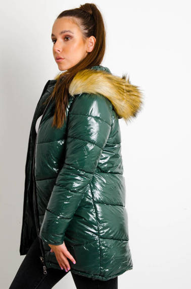 DŁUGA POŁYSKUJĄCA KURTKA PIKOWANA Z FUTERKIEM