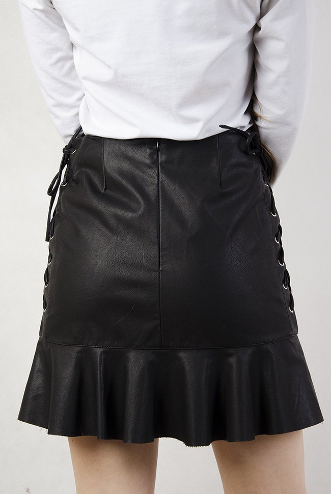 Czarna spódnica skórkowa z wiązaniami