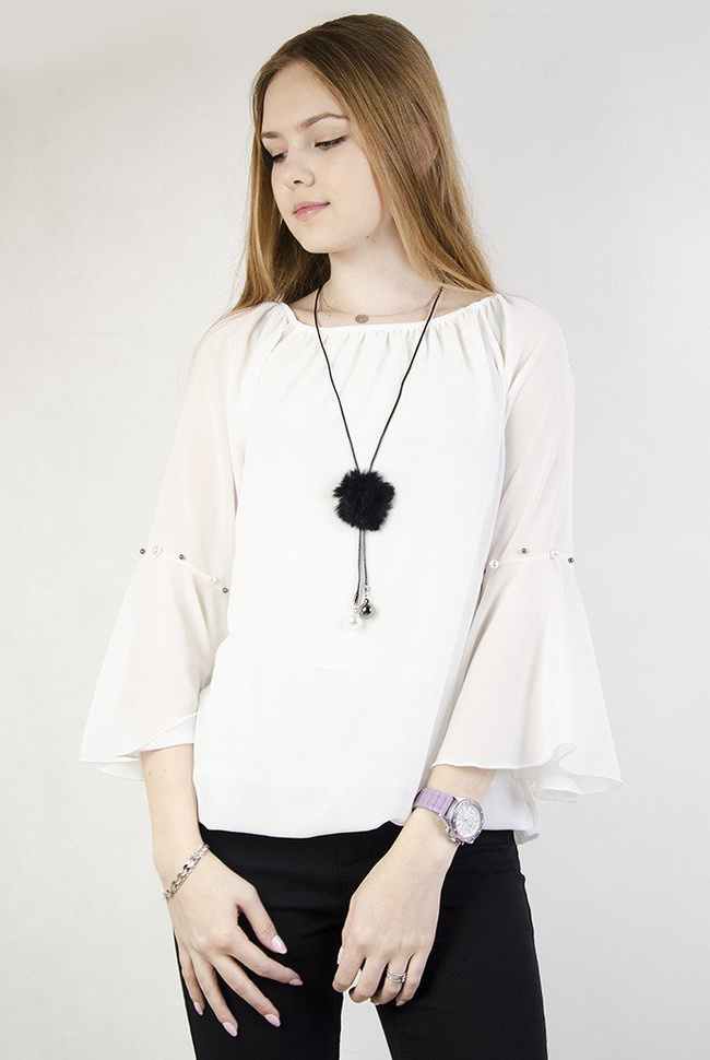 Biała zwiewna bluzka z rozszerzonymi rękawami oraz perełkami