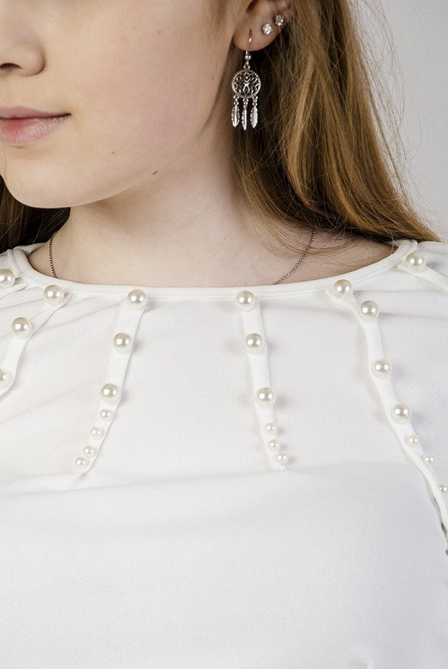 Biała bluzka z baskinką, wyszywana koralikami