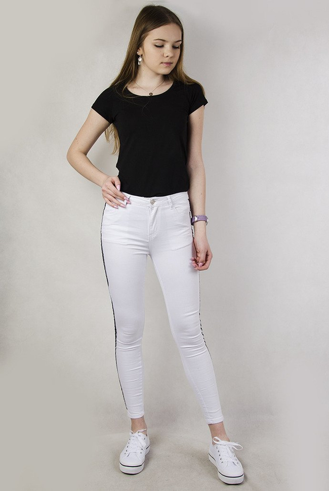 Białe spodnie z wysokim stanem i lampasami