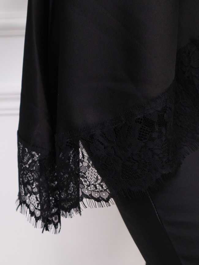 ASYMETRYCZNY TOP SATYNOWY Z WYSOKIM KOŁNIERZEM I KORONKOWĄ LAMÓWKĄ- CZARNY