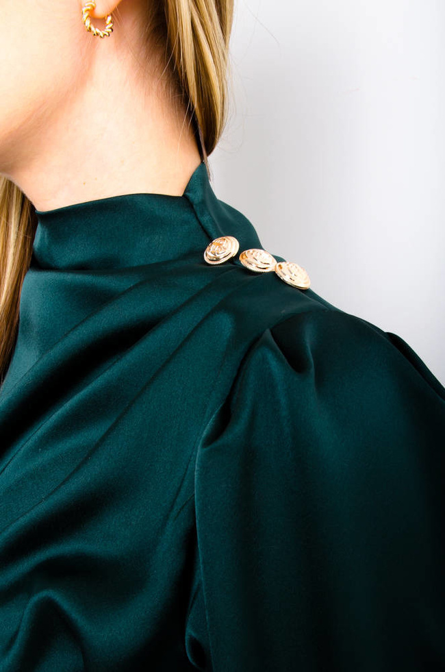 ZIELONA SATYNOWA BLUZKA Z OZDOBNYMI GUZIKAMI NA RAMIONACH 