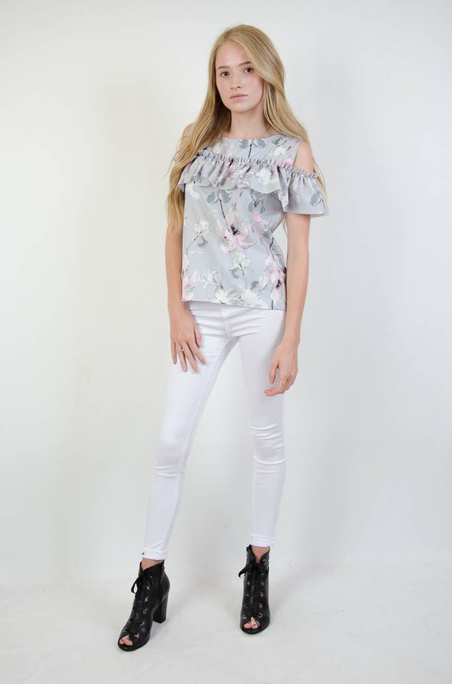 BLUZKA W KWIATY Z WYCIĘCIEM NA RAMIONACH