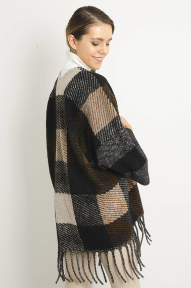 CZARNA NARZUTA W KRATĘ Z FRĘDZLAMI- PONCZO