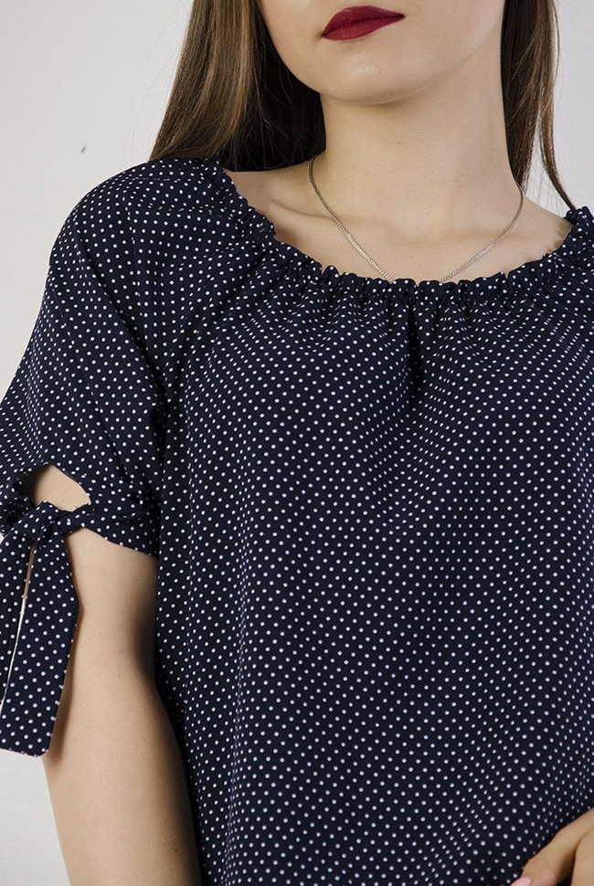 Granatowa bluzka w kropki z marszczeniem przy dekolcie