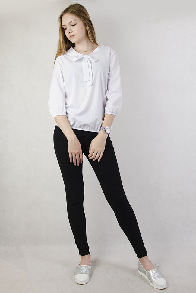 Biała bluzka z wiązaniem przy dekolcie