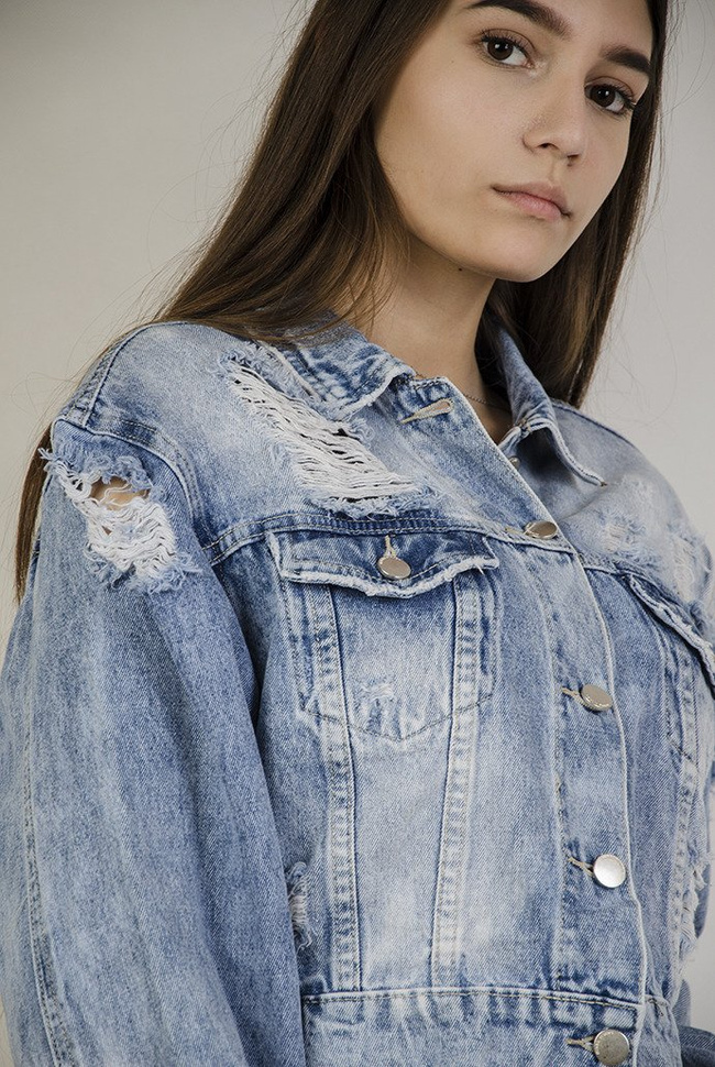 Kurtka jeansowa krótka z przetarciami oraz szarpaniami