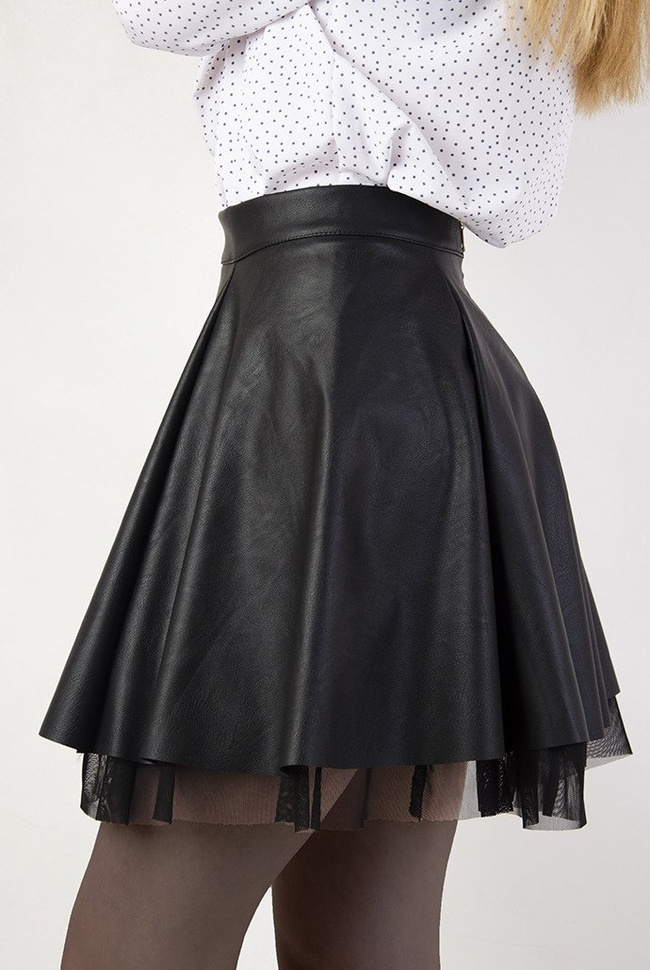 Skórkowa rozkloszowana spódnica w kolorze czarnym z dodatkiem tiulu