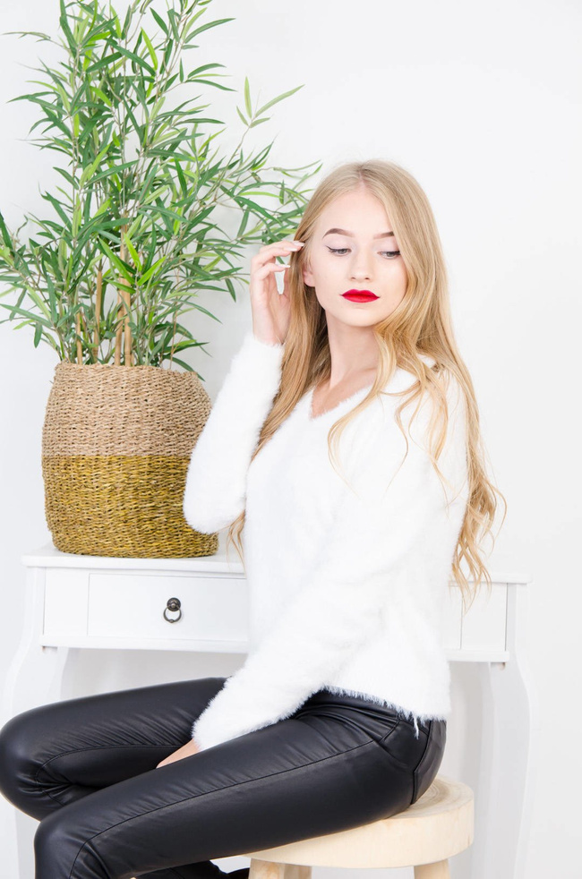 BIAŁY WŁOCHATY SWETER Z DEKOLTEM W SEREK