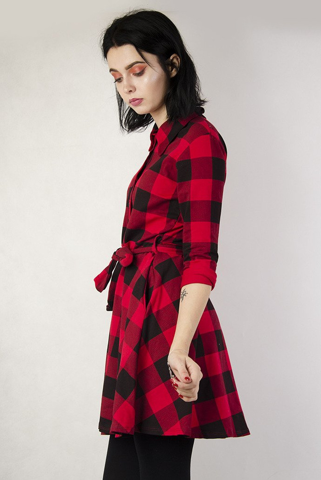 Rozkloszowana sukienka w czerwono-czarną kratę