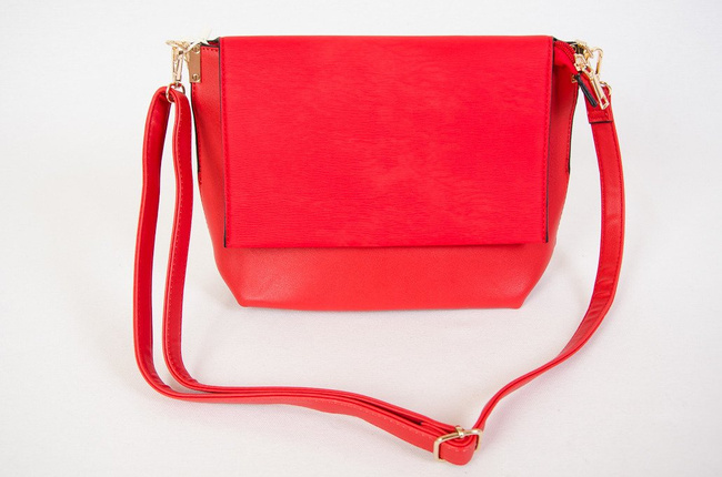 Czerwona kopertowa torebka na złotym łańcuszku