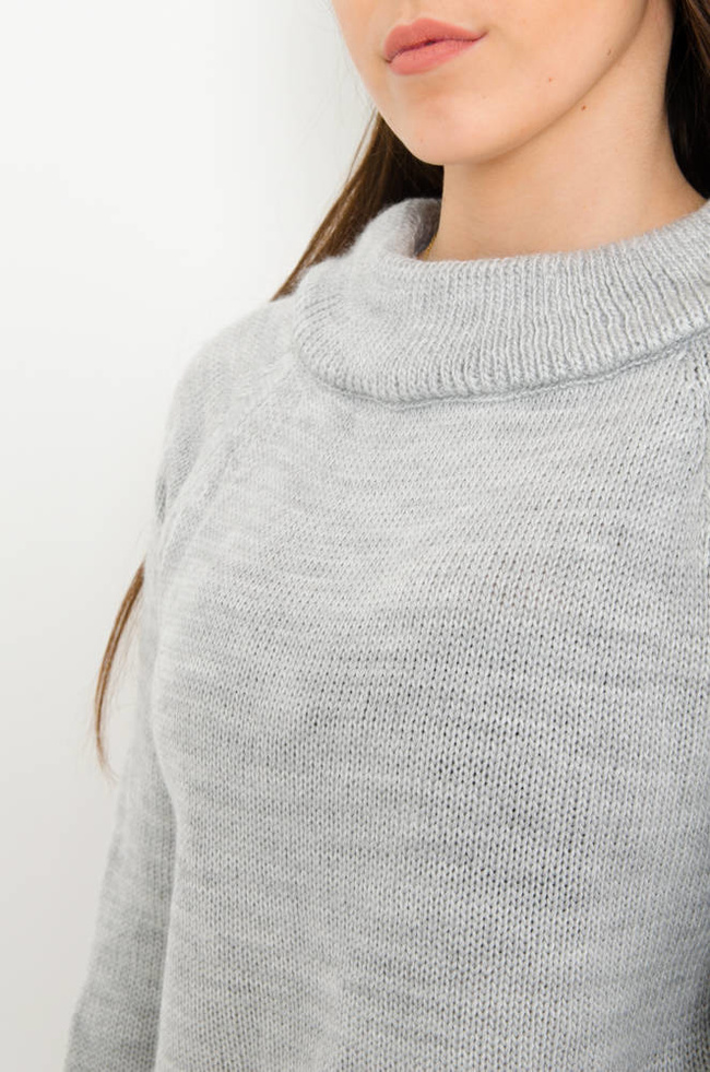 SZARY SWETER ZE WSTAŻKĄ NA RĘKAWIE 