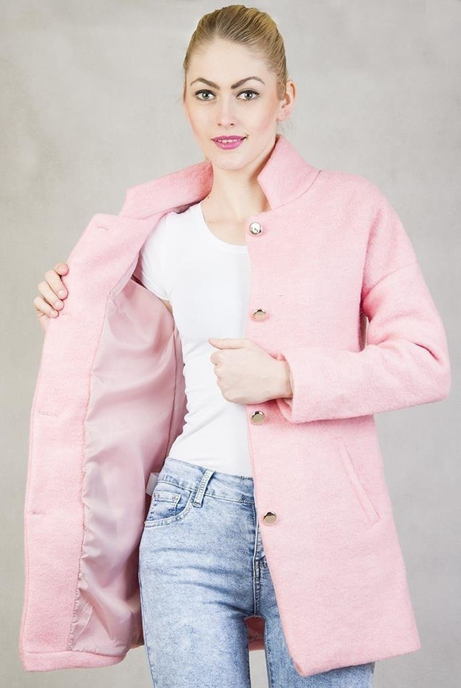 Różowy płaszcz wiosenny zapinany na złote guziki