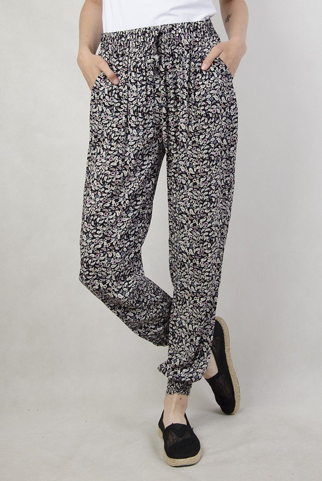 Czarne spodnie alladynki w białe wzory