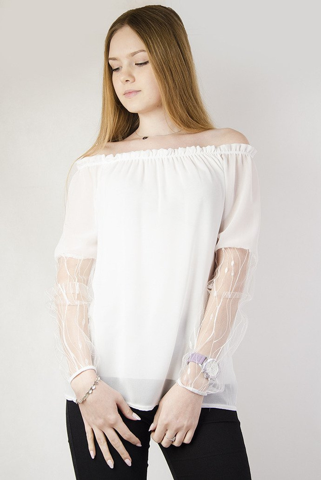 Biała bluzka z dekoltem w łódkę oraz rękawami z siateczki