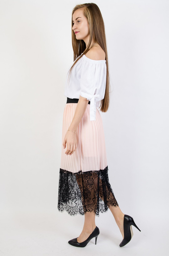 Różowa plisowana spódnica z koronką