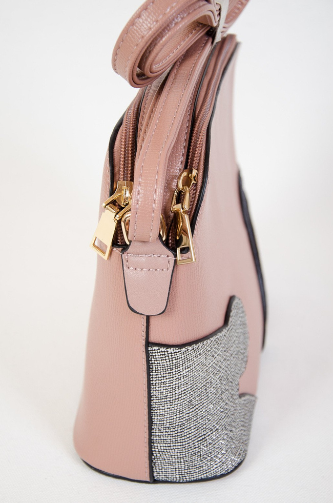 Różowa torebka z błyszczącymi aplikacjami