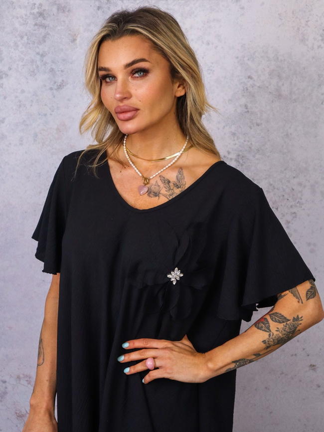 SUKIENKA Z KWIATEM I FALBANAMI NA RĘKAWACH- CZARNA