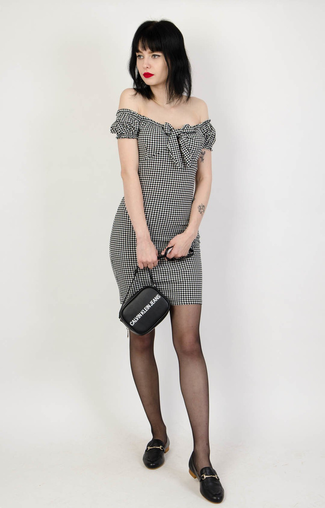 Dopasowana sukienka w pepitkę z odkrytymi ramionami