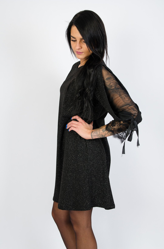 Czarna sukienka pokryta brokatem z koronką przy rękawach