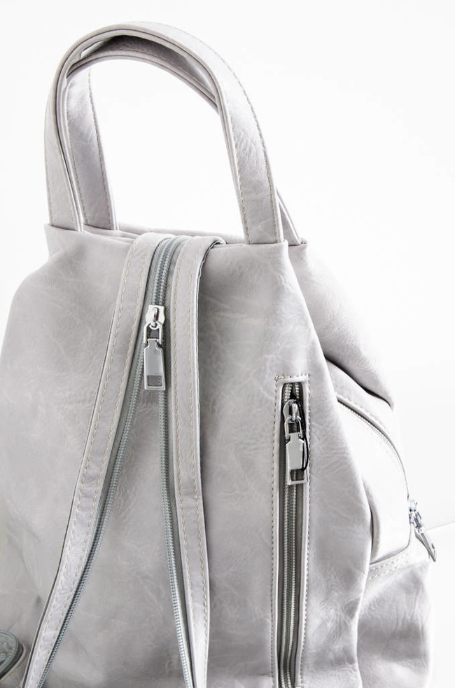 PLECAK Z IMITACJI SKÓRY Z OZDOBNYMI ZAMKAMI- SZARY
