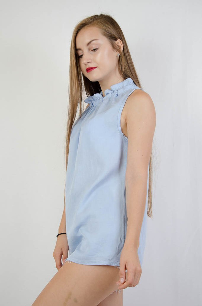 NIEBIESKA BLUZKA BEZ RĘKAWÓW Z MARSZCZENIEM PRZY SZYI