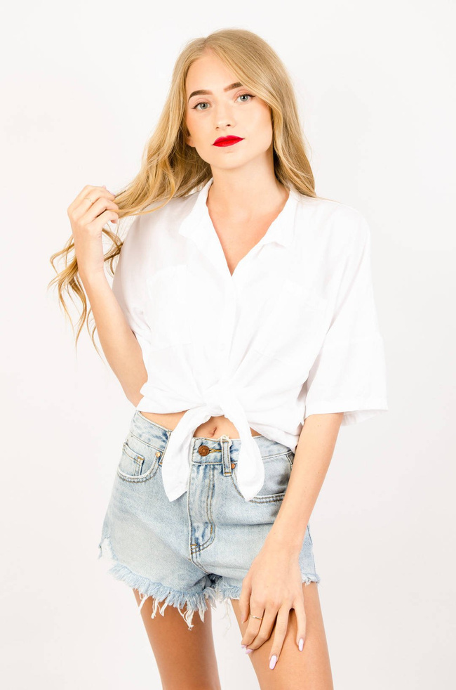 Biała bluzka koszulowa z wiązaniem