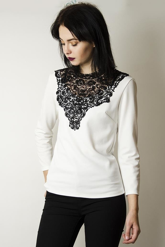 Biała bluzka z czarnym ażurowym zdobieniem