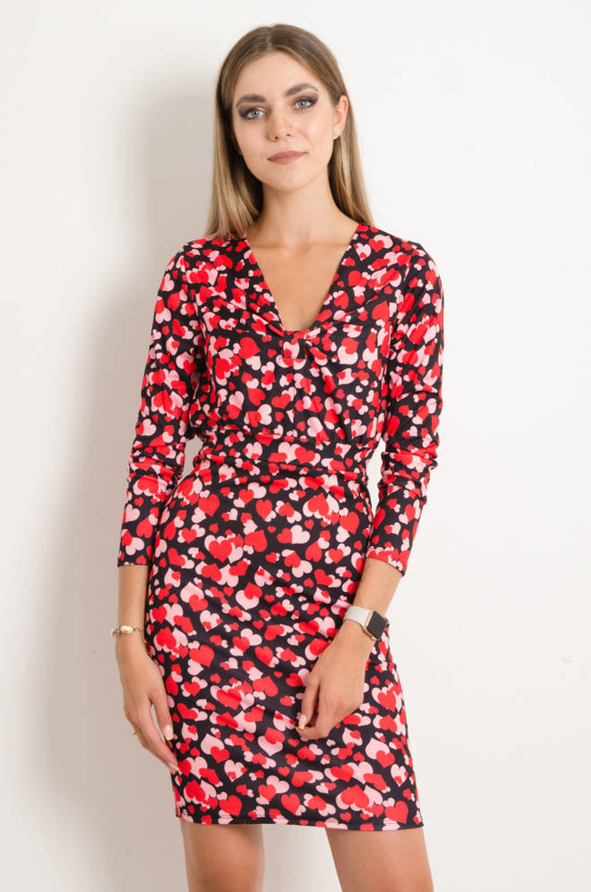 CZARNA PRZYLEGAJĄCA SUKIENKA W SERDUSZKA