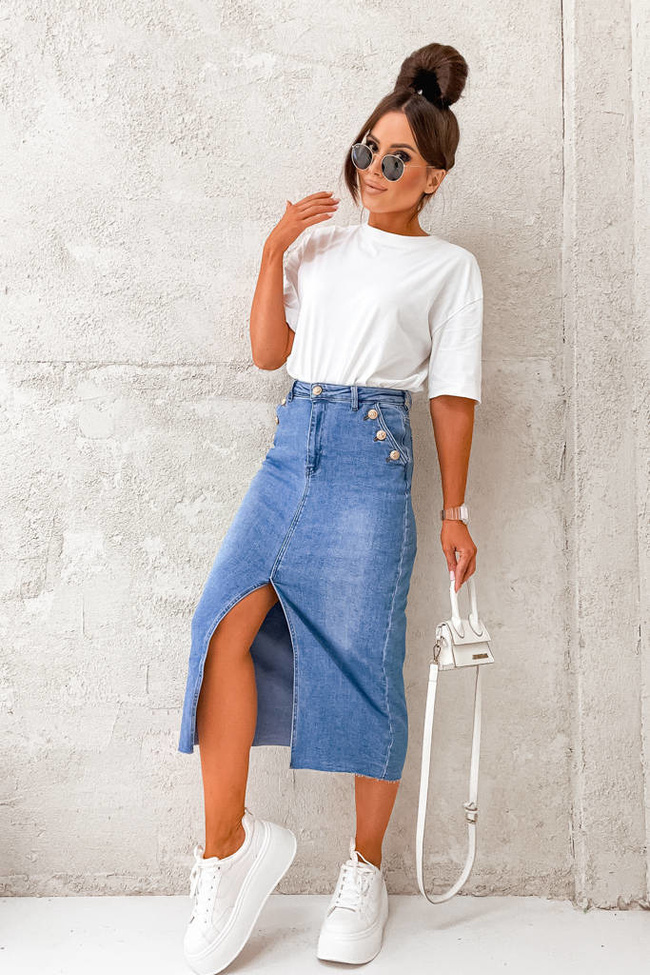 SPÓDNICA JEANSOWA MIDI Z ROZCIĘCIEM I OZDOBNYMI GUZIKAMI