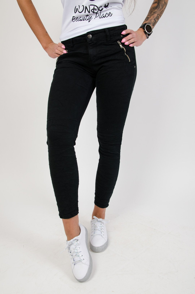 Czarne spodnie joggery z zamkami przy kieszeniach