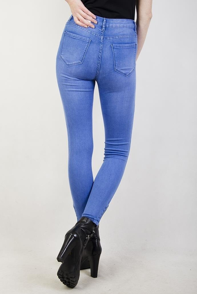 Jasnoniebieskie spodnie jeansowe z zamkami