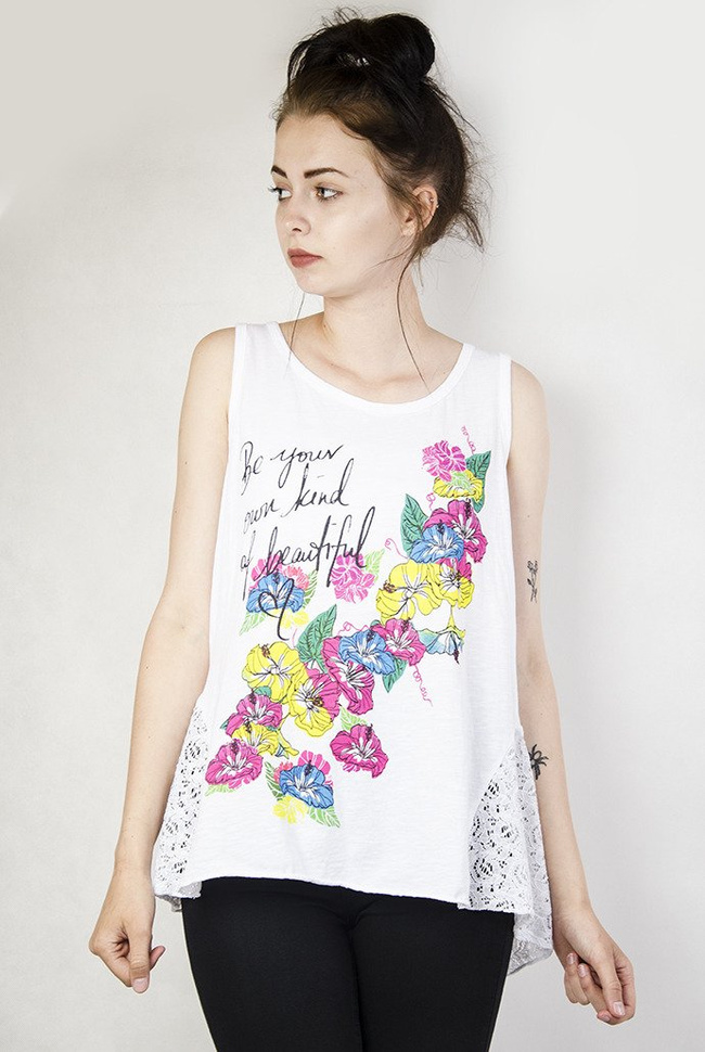 Biała bluzka z kwiatami
