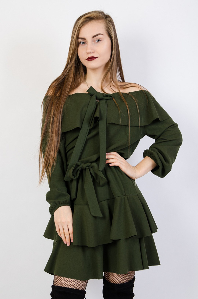 Zielona rozkloszowana sukienka z hiszpańskim dekoltem