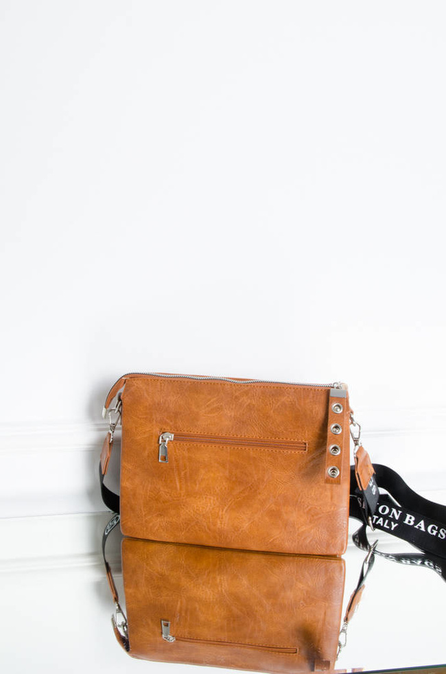 TOREBKA LISTONOSZKA Z IMITACJI SKÓRY- BRĄZOWA