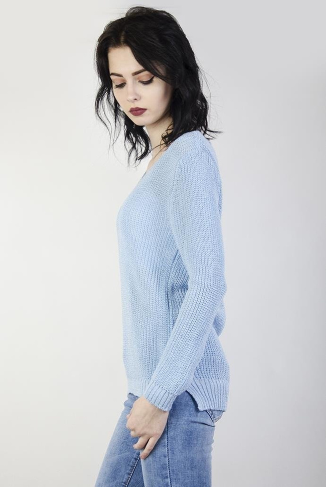 Jasnoniebieski sweterek z wycięciami z tyłu